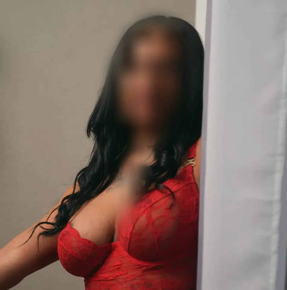 Lara, 38